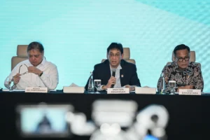 Menko Perekonomian Airlangga Hartarto (kiri) bersama Menkeu Purbaya Yudhi Sadewa (tengah) dan Chief Operating Officer (COO) Danantara sekaligus Kepala BP BUMN Dony Oskaria (kanan) menyampaikan Konferensi Pers Persiapan Operasional PT Danantara Sumberdaya Indonesia di Wisma Danantara, Jakarta, Minggu (31/5/2026).