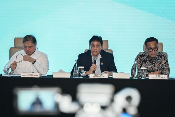 Menko Perekonomian Airlangga Hartarto (kiri) bersama Menkeu Purbaya Yudhi Sadewa (tengah) dan Chief Operating Officer (COO) Danantara sekaligus Kepala BP BUMN Dony Oskaria (kanan) menyampaikan Konferensi Pers Persiapan Operasional PT Danantara Sumberdaya Indonesia di Wisma Danantara, Jakarta, Minggu (31/5/2026).