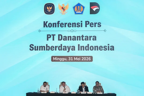 Menko Perekonomian Airlangga Hartarto (kedua kiri) bersama Menkeu Purbaya Yudhi Sadewa (kedua kanan), Chief Operating Officer (COO) Danantara sekaligus Kepala BP BUMN Dony Oskaria (kanan), dan Kepala Badan Komunikasi Pemerintah Muhammad Qodari (kiri) menyampaikan Konferensi Pers Persiapan Operasional PT Danantara Sumberdaya Indonesia di Wisma Danantara, Jakarta, Minggu (31/5/2026).
