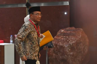 Penasihat Khusus Presiden Bidang Haji Muhadjir Effendy berjalan menuju ruang pemeriksaan setibanya di Gedung Merah Putih KPK, Jakarta, Senin (18/5/2026). KPK memeriksa Muhadjir Effendy sebagai saksi terkait penyidikan kasus dugaan korupsi kuota haji, dalam kapasitasnya semasa menjabat sebagai Menteri Agama Ad Interim pada tahun 2022.