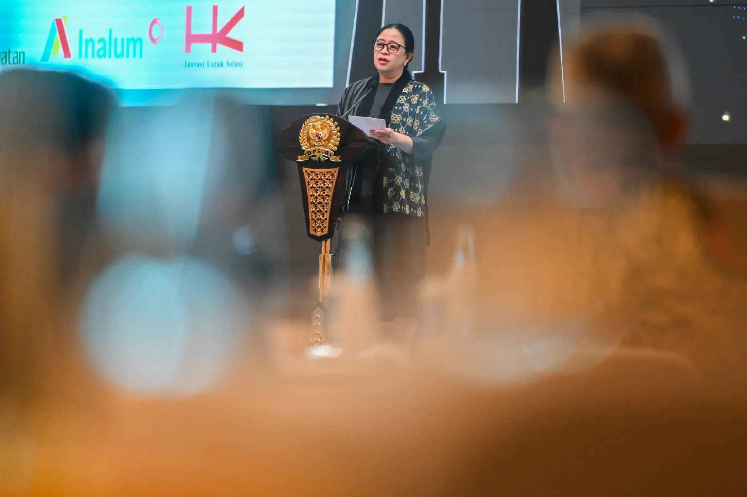 Ketua DPR Puan Maharani menyampaikan sambutan pada KWP Award 2026 di Kompleks Parlemen, Senayan, Jakarta, Kamis (16/4/2026). Koordinatoriat Wartawan Parlemen (KWP) menyerahkan 60 penghargaan dari berbagai kategori kepada para legislator, senator, kementerian/lembaga hingga mitra kerja parlemen yang memberikan dampak nyata melalui fungsi legislasi dan pengawasannya.