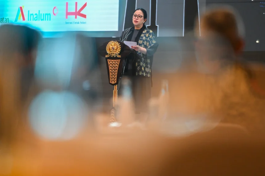 Ketua DPR Puan Maharani menyampaikan sambutan pada KWP Award 2026 di Kompleks Parlemen, Senayan, Jakarta, Kamis (16/4/2026). Koordinatoriat Wartawan Parlemen (KWP) menyerahkan 60 penghargaan dari berbagai kategori kepada para legislator, senator, kementerian/lembaga hingga mitra kerja parlemen yang memberikan dampak nyata melalui fungsi legislasi dan pengawasannya.