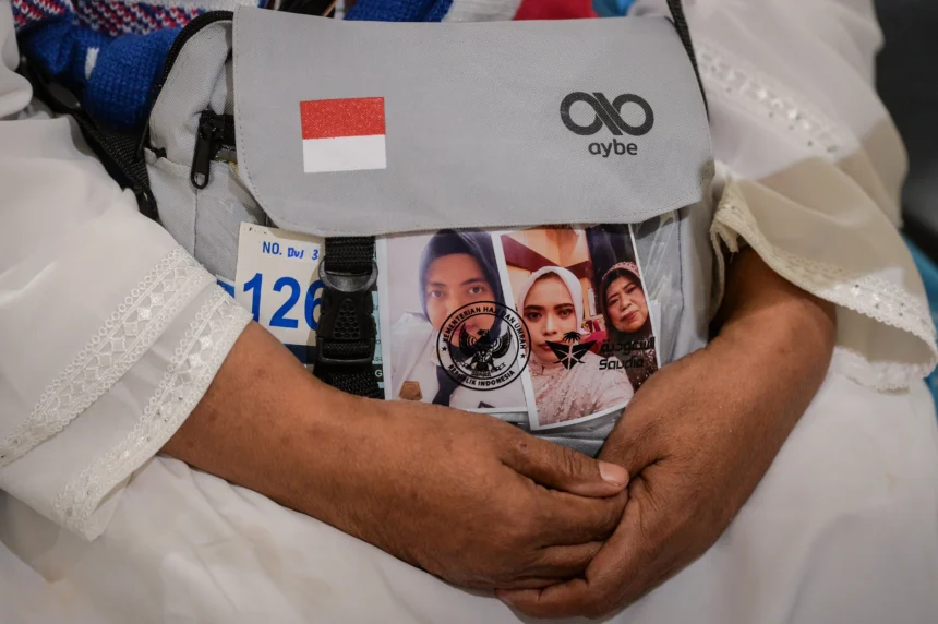 Calon haji kelompok terbang lima embarkasi Jakarta Pondok Gede memegang tasnya saat menunggu layanan Fast Track Haji Makkah Route di Terminal 2F Bandara Soekarno-Hatta, Tangerang, Banten