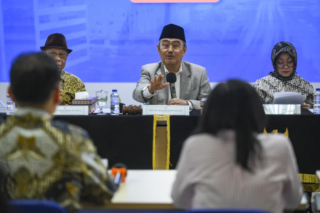 Anggota Majelis Etik Ombudsman RI Jimly Asshiddiqie (tengah), Bagir Manan (kiri), dan Siti Zuhro (kanan), meminta keterangan terhadap panitia seleksi (pansel) Ombudsman RI di Jakarta, Jumat (22/5/2026).