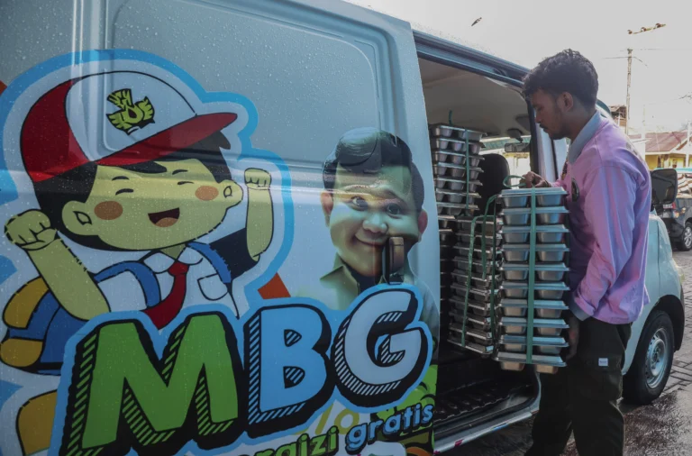 Petugas menyusun ompreng berisi makanan bergizi gratis ke dalam mobil sebelum didistribusikan kepada penerima manfaat di dapur Satuan Pelayanan Pemenuhan Gizi (SPPG) Polres Ternate di Ternate, Maluku Utara, Rabu (6/5/2026).