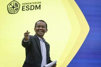 Menteri ESDM Bahlil Lahadalia bersiap menyampaikan keterangan saat konferensi pers terkait penemuan cadangan gas raksasa di Kementerian ESDM, Jakarta, Senin (20/4/2026). Menteri ESDM menyampaikan temuan tersebut berasal dari hasil eksplorasi sumur Geliga-1 di Blok Ganal, lepas pantai Kalimantan Timur dengan potensi sumber daya gas sekitar 5 triliun kaki kubik serta 300 juta barel kondensat yang dioperasikan perusahaan energi asal Italia ENI.