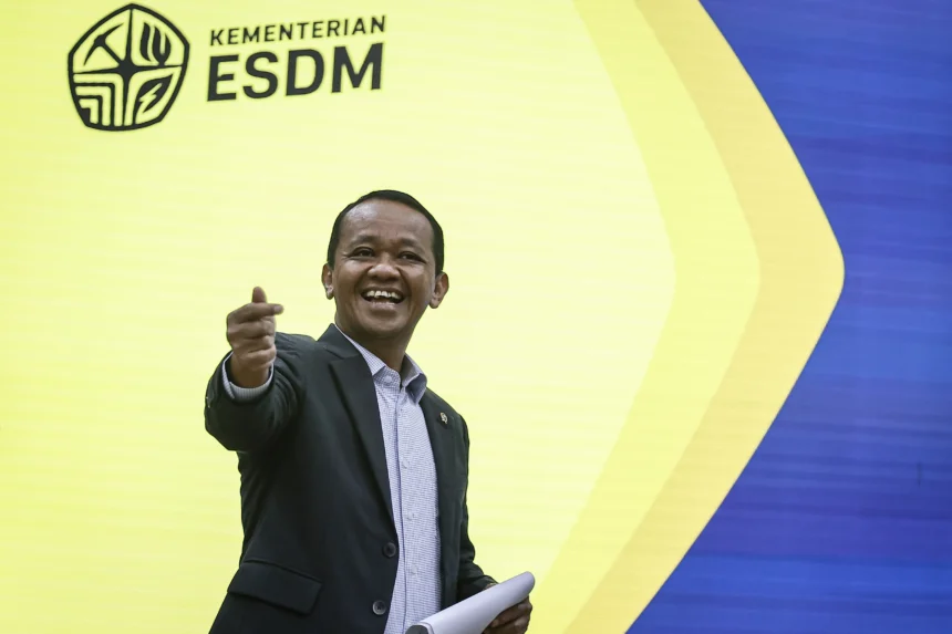 Menteri ESDM Bahlil Lahadalia bersiap menyampaikan keterangan saat konferensi pers terkait penemuan cadangan gas raksasa di Kementerian ESDM, Jakarta, Senin (20/4/2026). Menteri ESDM menyampaikan temuan tersebut berasal dari hasil eksplorasi sumur Geliga-1 di Blok Ganal, lepas pantai Kalimantan Timur dengan potensi sumber daya gas sekitar 5 triliun kaki kubik serta 300 juta barel kondensat yang dioperasikan perusahaan energi asal Italia ENI.