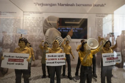 Seorang pengunjung memotret diorama menggunakan gawainya di Museum Ibu Marsinah di Desa Nglundo, Kabupaten Nganjuk, Jawa Timur, Sabtu (16/5/2026). Museum pahlawan nasional Marsinah yang telah diresmikan oleh Presiden Prabowo Subianto tersebut menampilkan perjalanan hidup Marsinah sejak masa kecil hingga akhir hayatnya sebagai simbol perjuangan buruh.