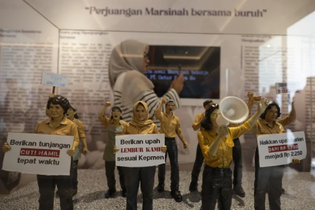 Seorang pengunjung memotret diorama menggunakan gawainya di Museum Ibu Marsinah di Desa Nglundo, Kabupaten Nganjuk, Jawa Timur, Sabtu (16/5/2026). Museum pahlawan nasional Marsinah yang telah diresmikan oleh Presiden Prabowo Subianto tersebut menampilkan perjalanan hidup Marsinah sejak masa kecil hingga akhir hayatnya sebagai simbol perjuangan buruh.