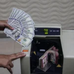 Karyawan menghitung uang pecahan rupiah dan dolar Amerika Serikat (AS) di gerai penukaran mata uang asing Ayu Masagung, Kwitang, Jakarta. (Sumber: Antara Foto/Darryl Ramadhan/kye)