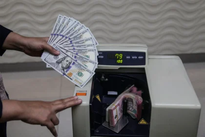 Karyawan menghitung uang pecahan rupiah dan dolar Amerika Serikat (AS) di gerai penukaran mata uang asing Ayu Masagung, Kwitang, Jakarta, Kamis (23/4/2026). Nilai tukar rupiah pada penutupan perdagangan Kamis (23/4/2026) melemah 106 poin atau 0,62 persen menjadi Rp17.287 per dolar AS dari sebelumnya Rp17.181 per dolar AS, dipengaruhi oleh kenaikan harga minyak dunia akibat perang AS dan Iran.