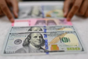 Nilai tukar rupiah terhadap dolar AS pada penutupan perdagangan Selasa (12/5) melemah 115 poin atau 0,66 persen menjadi Rp17.529 per dolar AS. (Sumber: Antara Foto/Indrianto Eko Suwarso/kye)