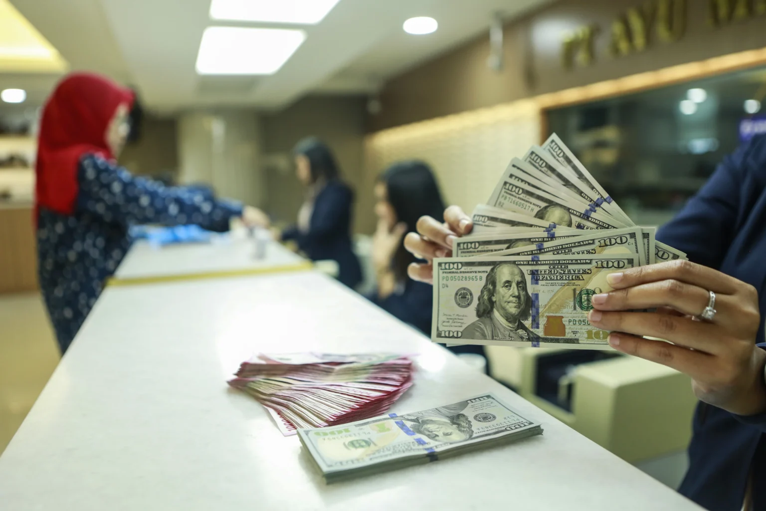 Karyawan menunjukkan uang pecahan dolar Amerika Serikat (AS) di gerai penukaran mata uang asing Ayu Masagung, Jakarta, Selasa (5/5/2026). Nilai tukar rupiah terhadap dolar AS bergerak melemah 11 poin atau 0,07 persen menjadi Rp17.405 per dolar AS dari penutupan sebelumnya di level Rp17.394 per dolar AS, yang dipengaruhi eskalasi di Timur Tengah yang semakin memanas.