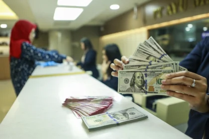 Karyawan menunjukkan uang pecahan dolar Amerika Serikat (AS) di gerai penukaran mata uang asing Ayu Masagung, Jakarta, Selasa (5/5/2026). Nilai tukar rupiah terhadap dolar AS bergerak melemah 11 poin atau 0,07 persen menjadi Rp17.405 per dolar AS dari penutupan sebelumnya di level Rp17.394 per dolar AS, yang dipengaruhi eskalasi di Timur Tengah yang semakin memanas.