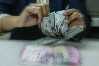 Karyawan menghitung uang pecahan rupiah dan dolar Amerika Serikat (AS) di gerai penukaran mata uang asing Ayu Masagung, Jakarta. (Sumber: Asprilla Dwi Adha/hma)