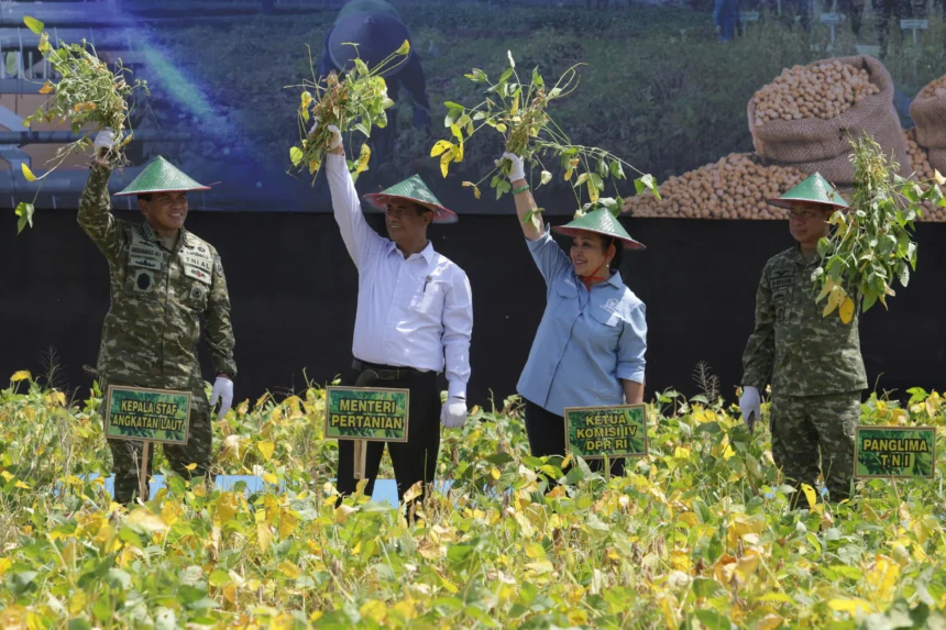 Menteri Pertanian Andi Amran Sulaiman (kedua kiri) bersama Panglima TNI Jenderal TNI Agus Subiyanto (kanan), Ketua Komisi IV DPR Siti Hediati Hariyadi Soeharto (kedua kanan), dan Kepala Staf Angkatan Laut Laksamana TNI Muhammad Ali (kiri) mengangkat tanaman kedelai saat panen raya kedelai ketahanan pangan di Desa Ngudikan, Kabupaten Nganjuk, Jawa Timur, Kamis (14/5/2026). Kegiatan secara simbolis tersebut menjadi awal dimulainya panen kedelai seluas 400 hektare di Kabupaten Nganjuk sebagai upaya menuju swasembada kedelai nasional. (ANTARA FOTO/Prasetia Fauzani)