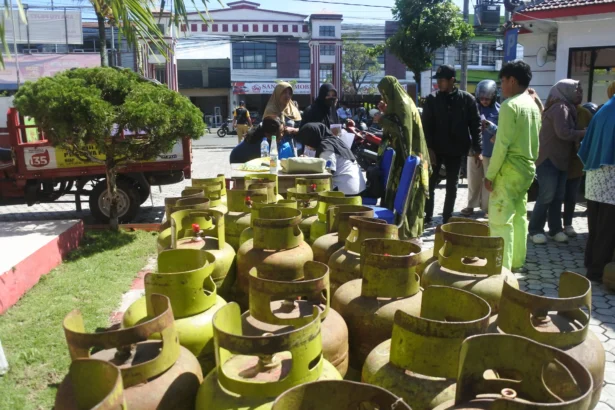 Sejunlah warga antre membeli gas elpiji tiga kilogram saat digelar pasar murah elpiji di Kantor Kecamatan Kaliwates, Jember, Jawa Timur