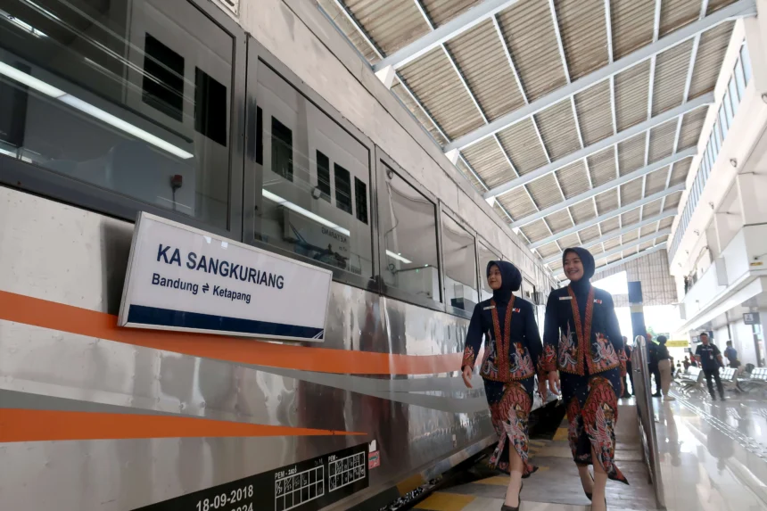 Pramugari melintas di samping gerbong Kereta Api (KA) Sangkuriang menjelang diberangkatkan saat peluncurannya di Stasiun Ketapang, Banyuwangi, Jawa Timur, Sabtu (2/5/2026). PT KAI meresmikan Kereta Api Sangkuriang relasi Banyuwangi-Bandung berjarak 1.002 kilometer dengan tiga kelas layanan yakni Kelas Compartemnt, Eksekutif dan Ekonomi sebagai upaya mempermudah konektivitas masyarakat serta mendukung sektor pariwisata.