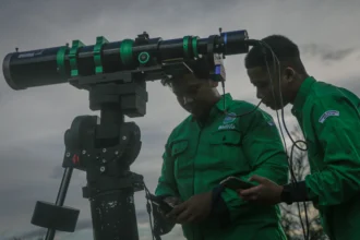 Petugas Badan Meteorologi, Klimatologi dan Geofisika (BMKG) mengamati posisi hilal dengan alat teleskop di kawasan wisata Pantai Taman Loang Baloq, Mataram, NTB, Minggu (17/5/2026). BMKG melakukan pemantauan hilal untuk menentukan awal bulan Zulhijah dan penetapan Hari Raya Idul Adha 1447 Hijriah.