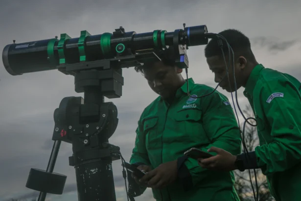 Petugas Badan Meteorologi, Klimatologi dan Geofisika (BMKG) mengamati posisi hilal dengan alat teleskop di kawasan wisata Pantai Taman Loang Baloq, Mataram, NTB, Minggu (17/5/2026). BMKG melakukan pemantauan hilal untuk menentukan awal bulan Zulhijah dan penetapan Hari Raya Idul Adha 1447 Hijriah.