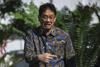 Menteri Keuangan Purbaya Yudhi Sadewa berjalan usai mengikuti rapat yang dipimpin Presiden Prabowo Subianto di Kompleks Istana Kepresidenan, Jakarta, Kamis (21/5/2026).