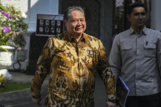 Menko Perekonomian Airlangga Hartarto berjalan usai mengikuti rapat yang dipimpin Presiden Prabowo Subianto di Kompleks Istana Kepresidenan, Jakarta, Kamis (21/5/2026).