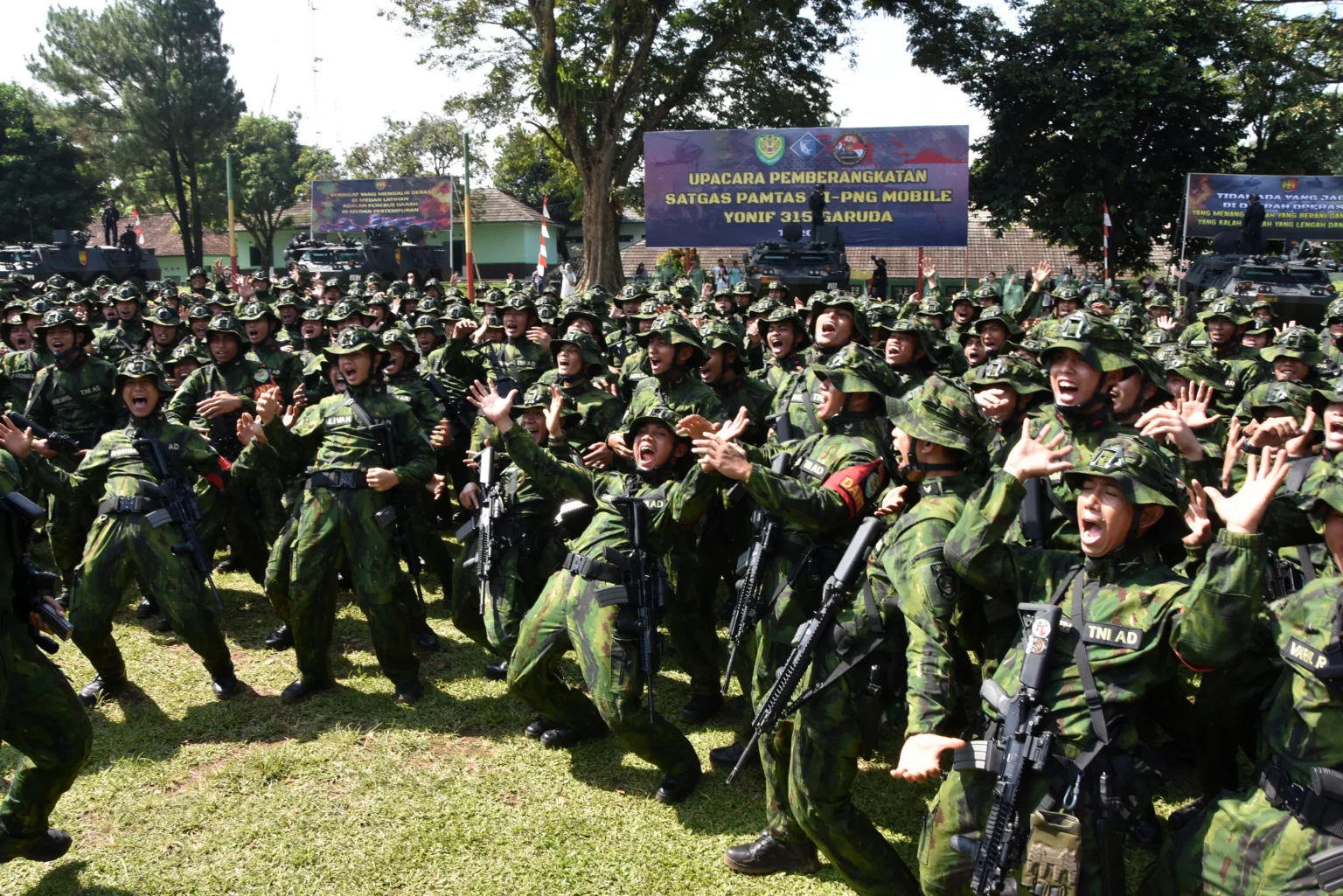 Sejumlah prajurit Yonif 315/Garuda meneriakkan yel-yel usai mengikuti upacara pemberangkatan Satuan Tugas (Satgas) Pengamanan Perbatasan (Pamtas) Republik Indonesia-Papua Nugini (RI-PNG) mobile tahun anggaran 2026 di Yonif 315/Garuda, Kota Bogor, Jawa Barat, Sabtu (2/5/2026).