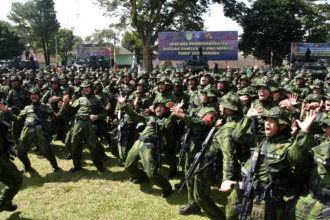 Sejumlah prajurit Yonif 315/Garuda meneriakkan yel-yel usai mengikuti upacara pemberangkatan Satuan Tugas (Satgas) Pengamanan Perbatasan (Pamtas) Republik Indonesia-Papua Nugini (RI-PNG) mobile tahun anggaran 2026 di Yonif 315/Garuda, Kota Bogor, Jawa Barat, Sabtu (2/5/2026).