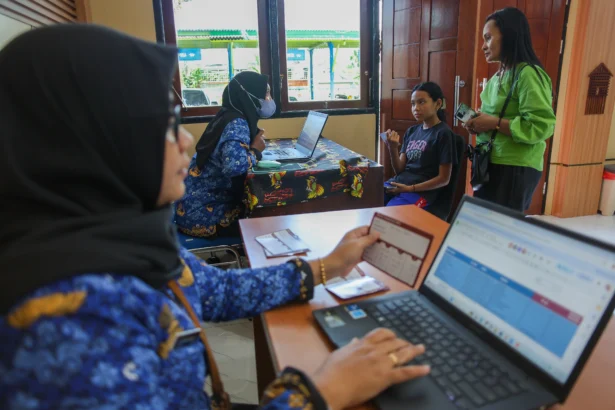 Petugas memantau Kejadian Ikutan Pasca Imunisasi (KIPI) usai suntik vaksin Human Papillomavirus (HPV) dosis kedua di Kantor Balai Pengawasan Obat Makanan (BPOM) Manokwari, Papua Barat, Jumat (17/4/2026). Vaksin dosis kedua program Sejuta Vaksin HPV yang diikuti sebanyak 299 orang perempuan dari kalangan Aparatur Negeri Sipil (ASN), Perkumpulan Organisasi Wanita, hingga masyarakat umum dari usia 15-60 tahun itu sebagai upaya meningkatkan kesadaran warga khususnya wanita akan pentingnya pencegahan kanker leher rahim (serviks) melalui vaksinasi.