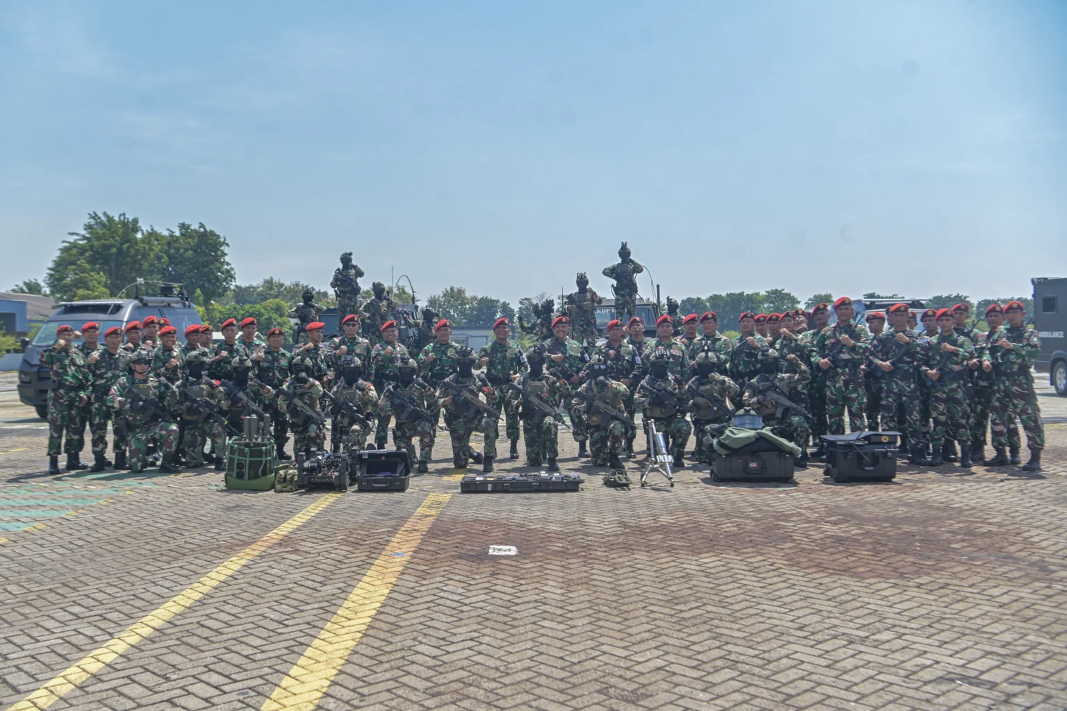 Komandan Kopaska Koarmada RI Laksamana Pertama TNI Sadarianto (tengah) berfoto bersama saat upacara Pembukaan Latihan Pasukan Khusus Kopaska TNI AL TA 2026 di Puskopaska, Surabaya, Jawa Timur, Senin (20/4/2026). Latihan tersebut bertujuan untuk meningkatkan kemampuan operasi khusus dalam penanganan pembajakan pesawat dan bahan peledak, khususnya di Pangkalan Udara TNI AL.