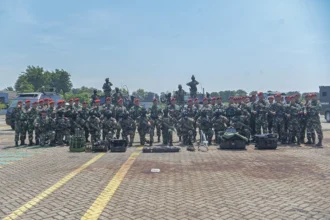 Komandan Kopaska Koarmada RI Laksamana Pertama TNI Sadarianto (tengah) berfoto bersama saat upacara Pembukaan Latihan Pasukan Khusus Kopaska TNI AL TA 2026 di Puskopaska, Surabaya, Jawa Timur, Senin (20/4/2026). Latihan tersebut bertujuan untuk meningkatkan kemampuan operasi khusus dalam penanganan pembajakan pesawat dan bahan peledak, khususnya di Pangkalan Udara TNI AL.