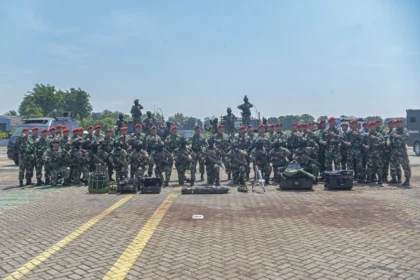 Komandan Kopaska Koarmada RI Laksamana Pertama TNI Sadarianto (tengah) berfoto bersama saat upacara Pembukaan Latihan Pasukan Khusus Kopaska TNI AL TA 2026 di Puskopaska, Surabaya, Jawa Timur, Senin (20/4/2026). Latihan tersebut bertujuan untuk meningkatkan kemampuan operasi khusus dalam penanganan pembajakan pesawat dan bahan peledak, khususnya di Pangkalan Udara TNI AL.