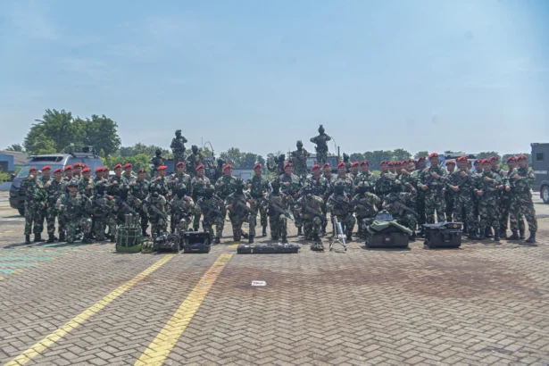 Komandan Kopaska Koarmada RI Laksamana Pertama TNI Sadarianto (tengah) berfoto bersama saat upacara Pembukaan Latihan Pasukan Khusus Kopaska TNI AL TA 2026 di Puskopaska, Surabaya, Jawa Timur, Senin (20/4/2026). Latihan tersebut bertujuan untuk meningkatkan kemampuan operasi khusus dalam penanganan pembajakan pesawat dan bahan peledak, khususnya di Pangkalan Udara TNI AL.