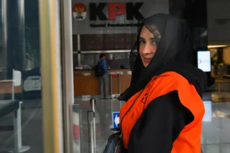 Tersangka kasus dugaan korupsi pengadaan barang dan jasa di Pemkab Pekalongan, Fadia Arafiq tiba untuk menjalani pemeriksaan di Gedung Merah Putih KPK, Jakarta, Senin (25/5/2026).