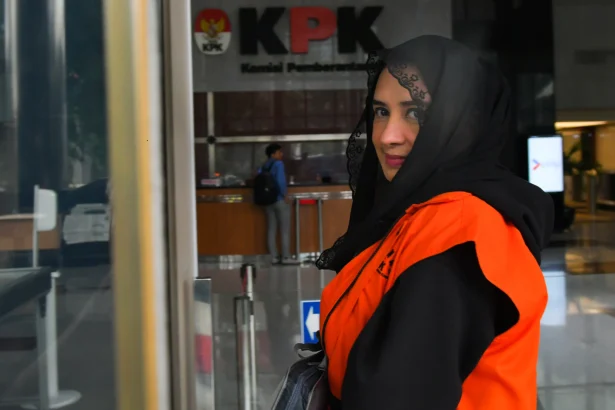 Tersangka kasus dugaan korupsi pengadaan barang dan jasa di Pemkab Pekalongan, Fadia Arafiq tiba untuk menjalani pemeriksaan di Gedung Merah Putih KPK, Jakarta, Senin (25/5/2026).