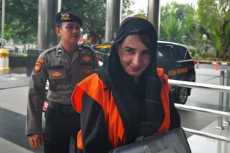 Tersangka kasus dugaan korupsi pengadaan barang dan jasa di Pemkab Pekalongan, Fadia Arafiq (kanan) tiba untuk menjalani pemeriksaan di Gedung Merah Putih KPK, Jakarta, Senin (25/5/2026).