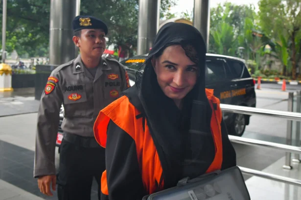 Tersangka kasus dugaan korupsi pengadaan barang dan jasa di Pemkab Pekalongan, Fadia Arafiq (kanan) tiba untuk menjalani pemeriksaan di Gedung Merah Putih KPK, Jakarta, Senin (25/5/2026).
