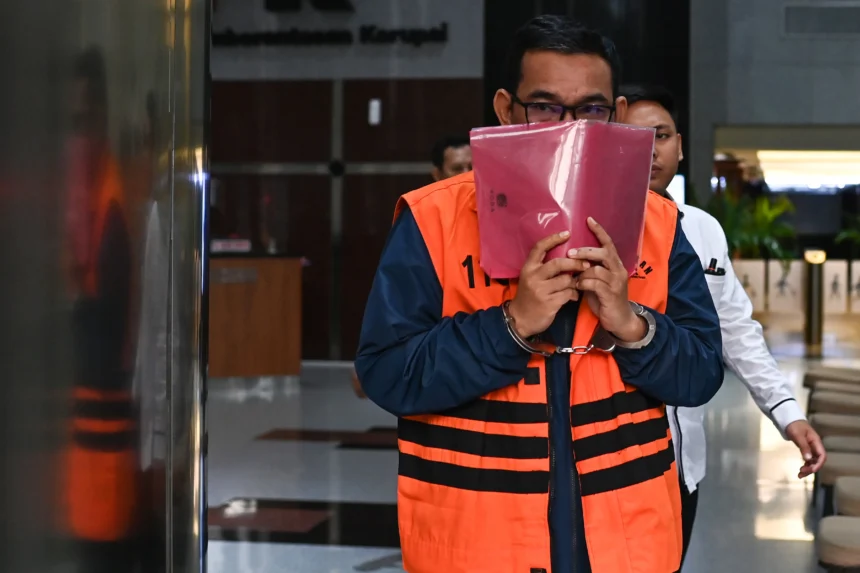 Tersangka kasus dugaan suap importasi di Direktorat Jenderal Bea dan Cukai Orlando Hamonangan menutupi wajahnya usai menjalani pemeriksaan di Gedung Merah Putih KPK, Jakarta, Senin (27/4/2026). KPK melakukan pemeriksaan lanjutan terhadap mantan Kepala Seksi Intelijen Ditjen Bea Cukai tersebut sebagai tersangka dalam perkara suap importasi di Direktorat Jenderal Bea dan Cukai Kementerian Keuangan.
