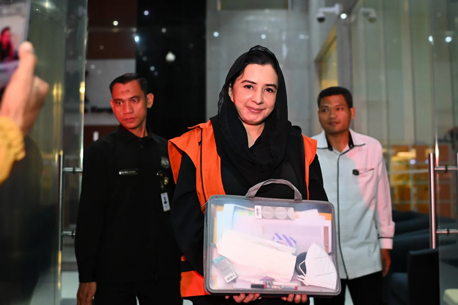 Tersangka kasus dugaan korupsi pengadaan barang dan jasa di Pemkab Pekalongan, Fadia Arafiq (tengah) berjalan menuju mobil tahanan usai menjalani pemeriksaan di Gedung Merah Putih KPK, Jakarta, Rabu (20/5/2026).