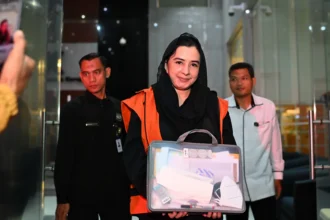 Tersangka kasus dugaan korupsi pengadaan barang dan jasa di Pemkab Pekalongan, Fadia Arafiq (tengah) berjalan menuju mobil tahanan usai menjalani pemeriksaan di Gedung Merah Putih KPK, Jakarta, Rabu (20/5/2026).
