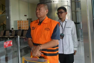 Tersangka kasus pemerasan dan penerimaan lainnya di lingkungan Pemkab Tulungagung Gatut Sunu Wibowo (kiri) berjalan untuk menjalani pemeriksaan di Gedung Merah Putih KPK, Jakarta, Rabu (29/4/2026).