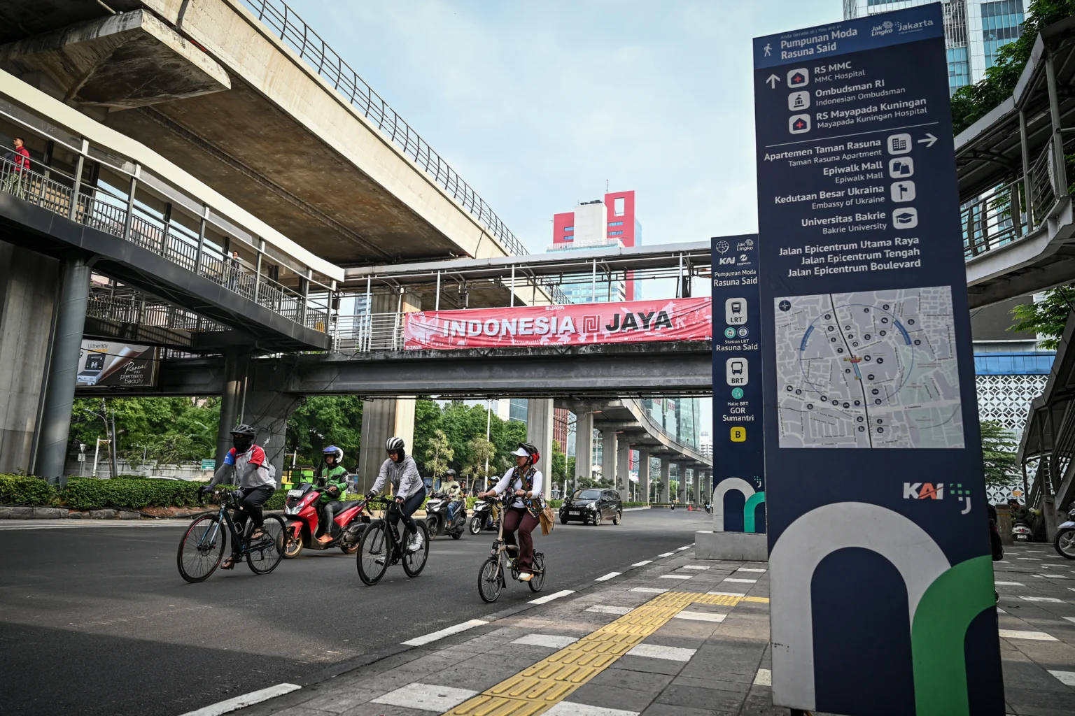 Warga bersepeda di Jalan Rasuna Said, Kuningan, Jakarta, Minggu (17/5/2026). Pemprov DKI Jakarta meniadakan sementara pelaksanaan Hari Bebas Kendaraan Bermotor (HBKB) atau Car Free Day (CFD) di Jalan Rasuna Said karena masih terdapat sejumlah hal yang perlu dievaluasi seperti belum tersedianya titik putar di sisi timur dan barat koridor, belum terpasangnya pembatas jalur Transjakarta, serta masih ditemukannya parkir liar di sejumlah titik.