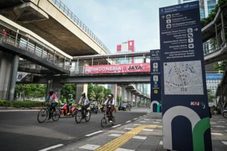 Warga bersepeda di Jalan Rasuna Said, Kuningan, Jakarta, Minggu (17/5/2026). Pemprov DKI Jakarta meniadakan sementara pelaksanaan Hari Bebas Kendaraan Bermotor (HBKB) atau Car Free Day (CFD) di Jalan Rasuna Said karena masih terdapat sejumlah hal yang perlu dievaluasi seperti belum tersedianya titik putar di sisi timur dan barat koridor, belum terpasangnya pembatas jalur Transjakarta, serta masih ditemukannya parkir liar di sejumlah titik.