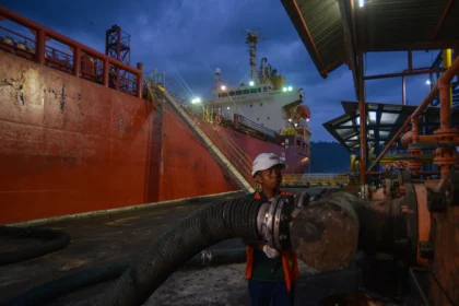 Pekerja menyiapkan proses bongkar muat crude palm oil (CPO) di Dermaga Teluk Bayur Padang, Sumatera Barat, Selasa (28/4/2026).