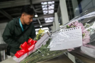 Penumpang kereta rel listrik (KRL) meletakkan buket bunga di meja pascainsiden tabrakan antara KRL Commuterline dengan KA Argo Bromo Anggrek di Stasiun Bekasi Timur, Kota Bekasi, Jawa Barat, Kamis (30/4/2026). Sejumlah penumpang KRL meletakkan bunga di area tersebut sebagai ungkapan duka cita atas tewasnya 16 orang dalam kecelakaan itu.