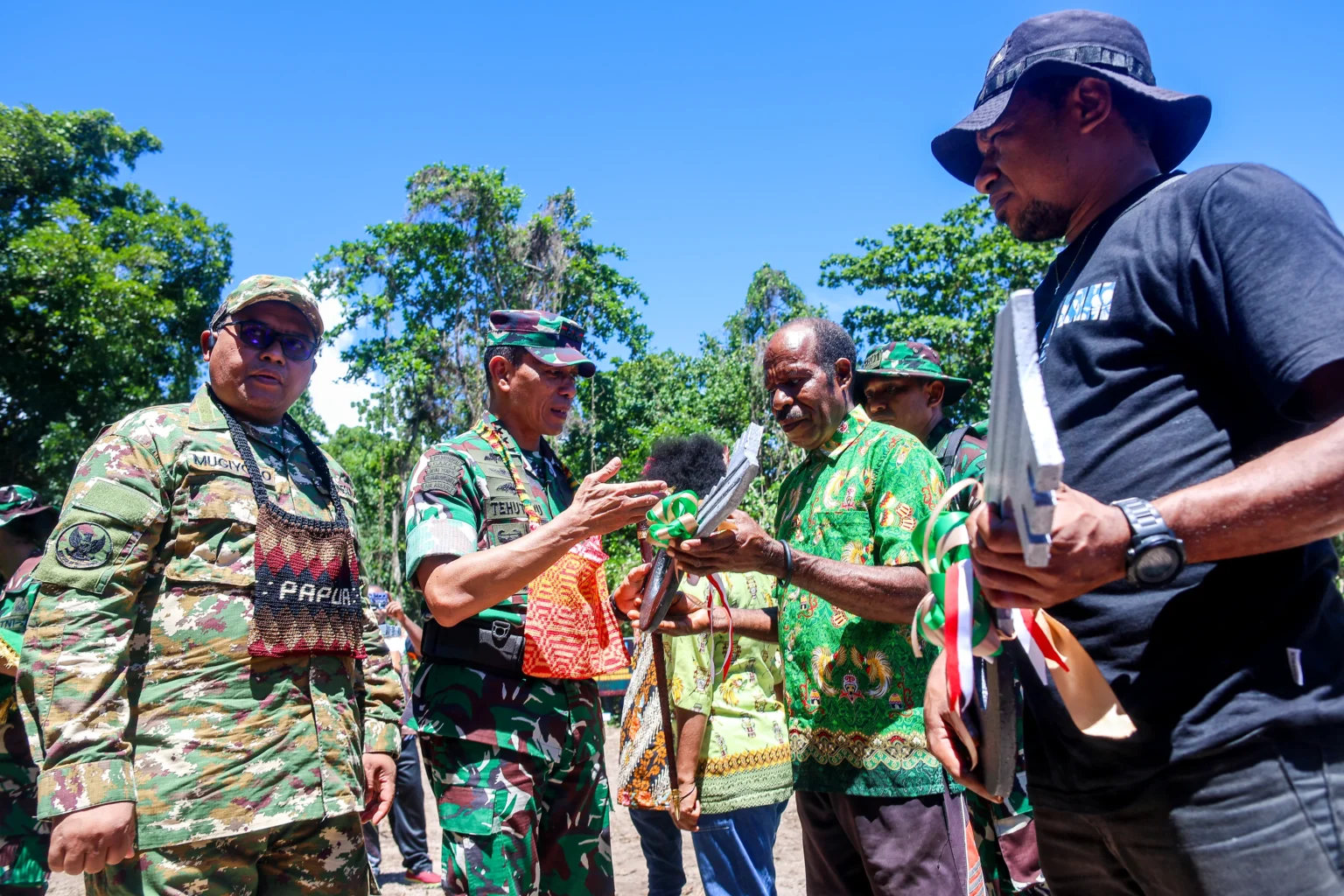 Pangdam XVIII/Kasuari Mayjen TNI Christian Kurnianto (kedua kiri) bersama Wakil Bupati Manokwari Mugiyono (kiri) menyerahkan kunci rumah secara simbolis kepada warga saat penutupan kegiatan TNI Manunggal Membangun Desa (TMMD) ke-128 di Distrik Tanah Rubuh Manokwari Utara, Manokwari, Papua Barat, Kamis (21/5/2026).