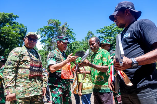 Pangdam XVIII/Kasuari Mayjen TNI Christian Kurnianto (kedua kiri) bersama Wakil Bupati Manokwari Mugiyono (kiri) menyerahkan kunci rumah secara simbolis kepada warga saat penutupan kegiatan TNI Manunggal Membangun Desa (TMMD) ke-128 di Distrik Tanah Rubuh Manokwari Utara, Manokwari, Papua Barat, Kamis (21/5/2026).