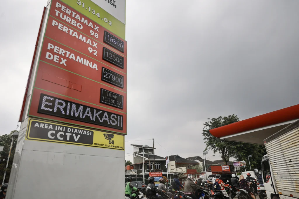 Pengendara motor antre mengisi BBM di salah satu SPBU kawasan Duren Sawit, Jakarta. (Sumber: Antara Foto/Dhemas Reviyanto/bar)
