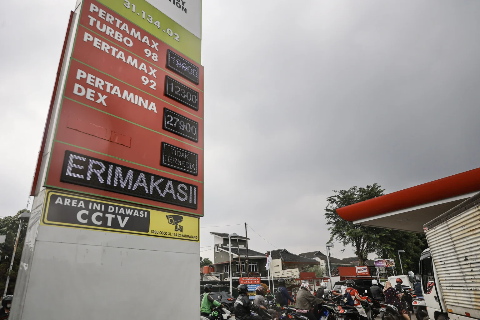 Pengendara motor antre mengisi BBM di salah satu SPBU kawasan Duren Sawit, Jakarta. (Sumber: Antara Foto/Dhemas Reviyanto/bar)