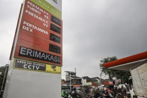 Pengendara motor antre mengisi BBM di salah satu SPBU kawasan Duren Sawit, Jakarta. (Sumber: Antara Foto/Dhemas Reviyanto/bar)